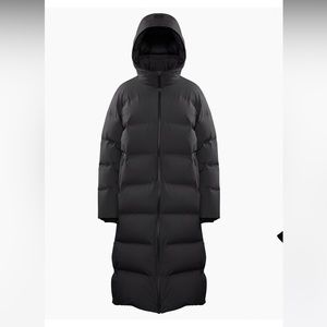 Aritzia super puff20 long in black.